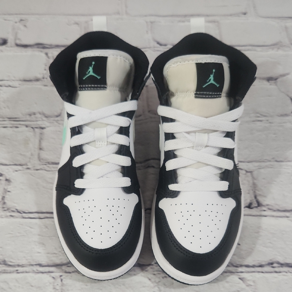 Jordan Black/White/Green Kids Sneakers Size 1Y